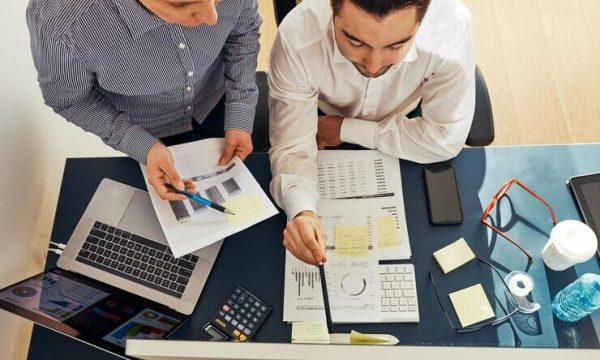 business-people-discussing-data-screen-people-using-technology-co-working-employees-teamwork_1048944-14229292 business-people-discussing-data-screen-people-using-technology-co-working-employees-teamwork_1048944-14229292